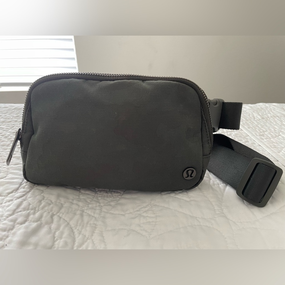 lululemon athletica Dark Green/Camo Belt Bag
